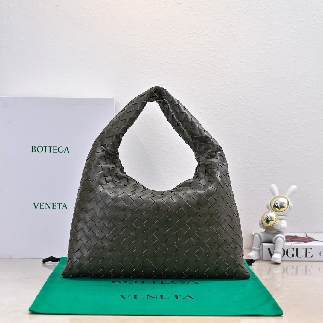 Batch 1860 #Bv new small HOP bag, the bag body and handles are made of a whole piece of woven leather. The bag body is soft and lazy. Hop symbolizes the praise of innovation and eternal craftsmanship [love]. The pyramid silhouette combines practicality and fashion. It is modern and casual. The double-sided closure design of the bag mouth is more convenient and safe! The cowhide texture also makes the bag more wear-resistant and durable. A must-have for fashionable ladies who like minimalism yet comfortable and casual! Size: 41x20.5x7.5, Model: 3966#